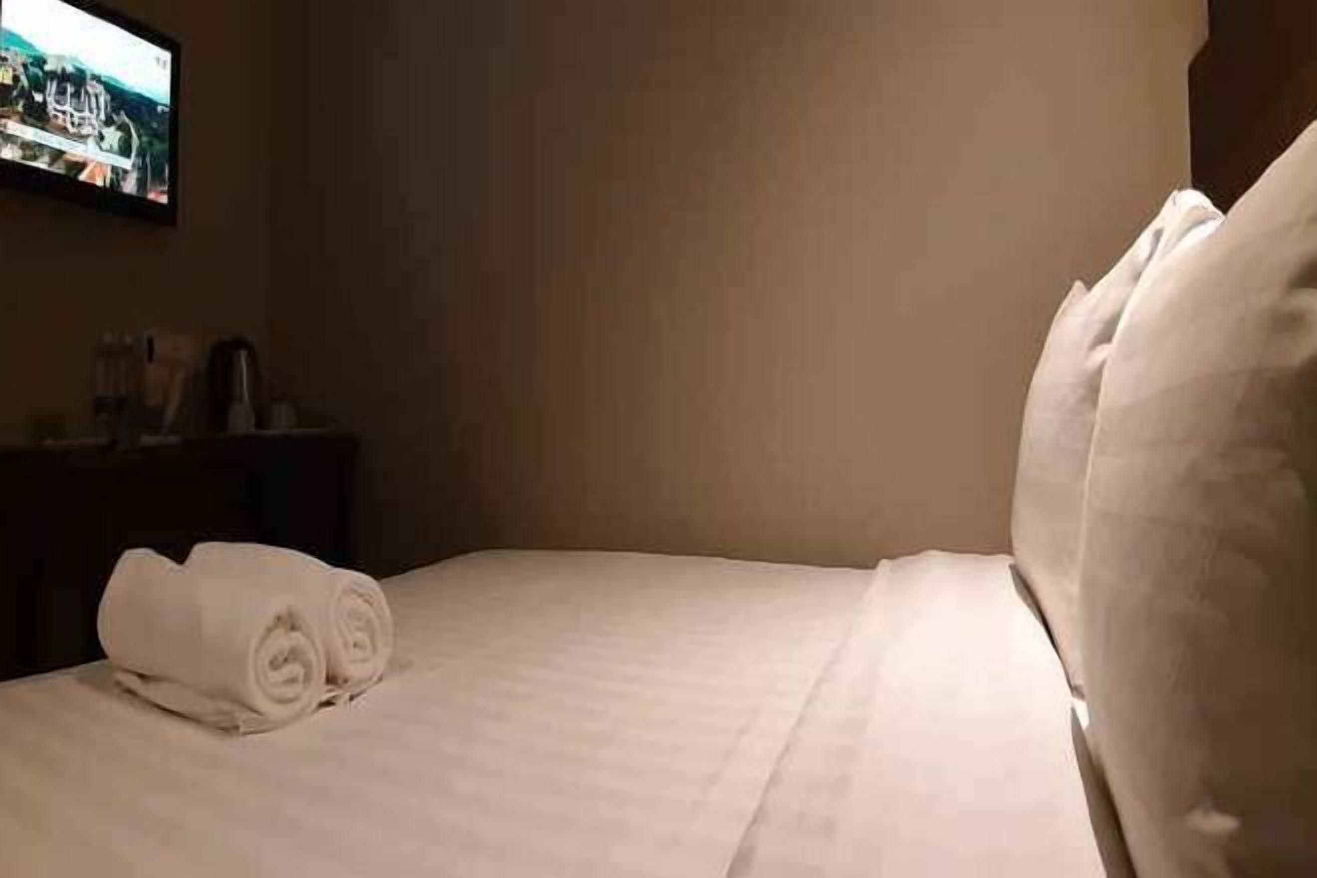 Premium bedding, down duvets, desk, iron/ironing board