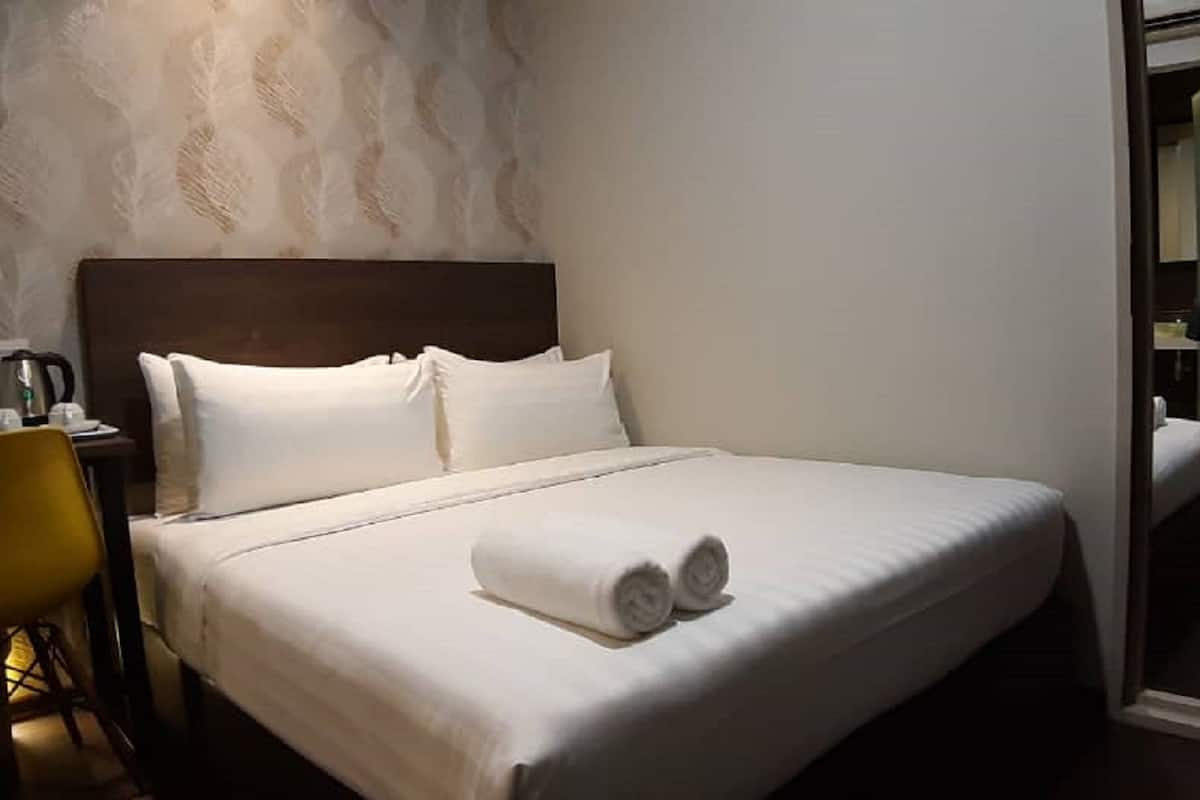 ห้องพัก, ห้องพักประตูเชื่อมถึงกัน (2 Queen Beds, No Window) | เครื่องนอนระดับพรีเมียม, ผ้านวมขนเป  ็ด, โต๊ะทำงาน, เตารีด/โต๊ะรีดผ้า