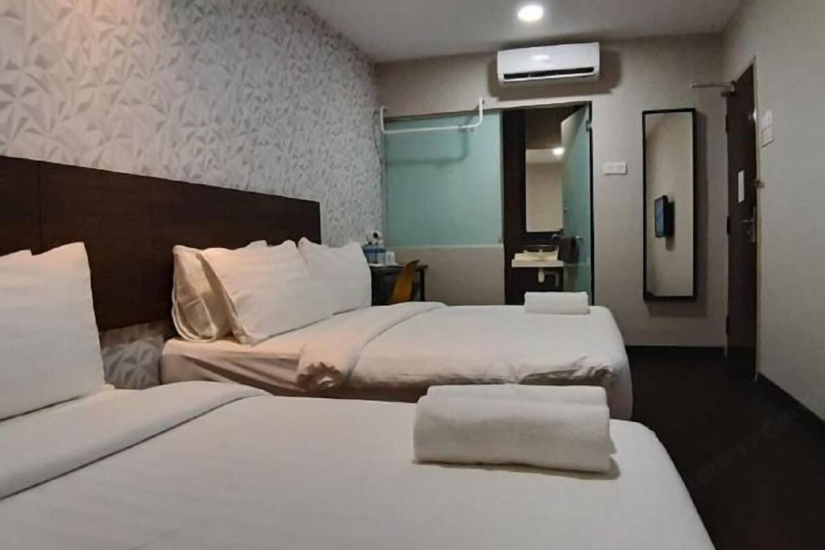1 bedroom, premium bedding, down comforters, desk