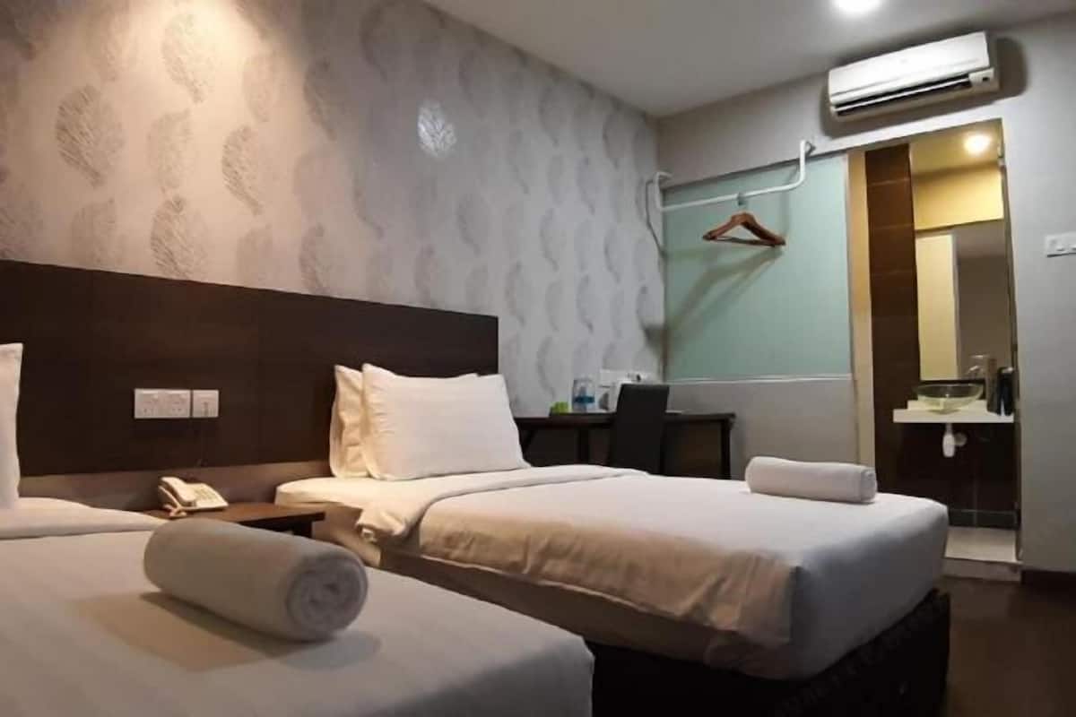 1 bedroom, premium bedding, down comforters, desk