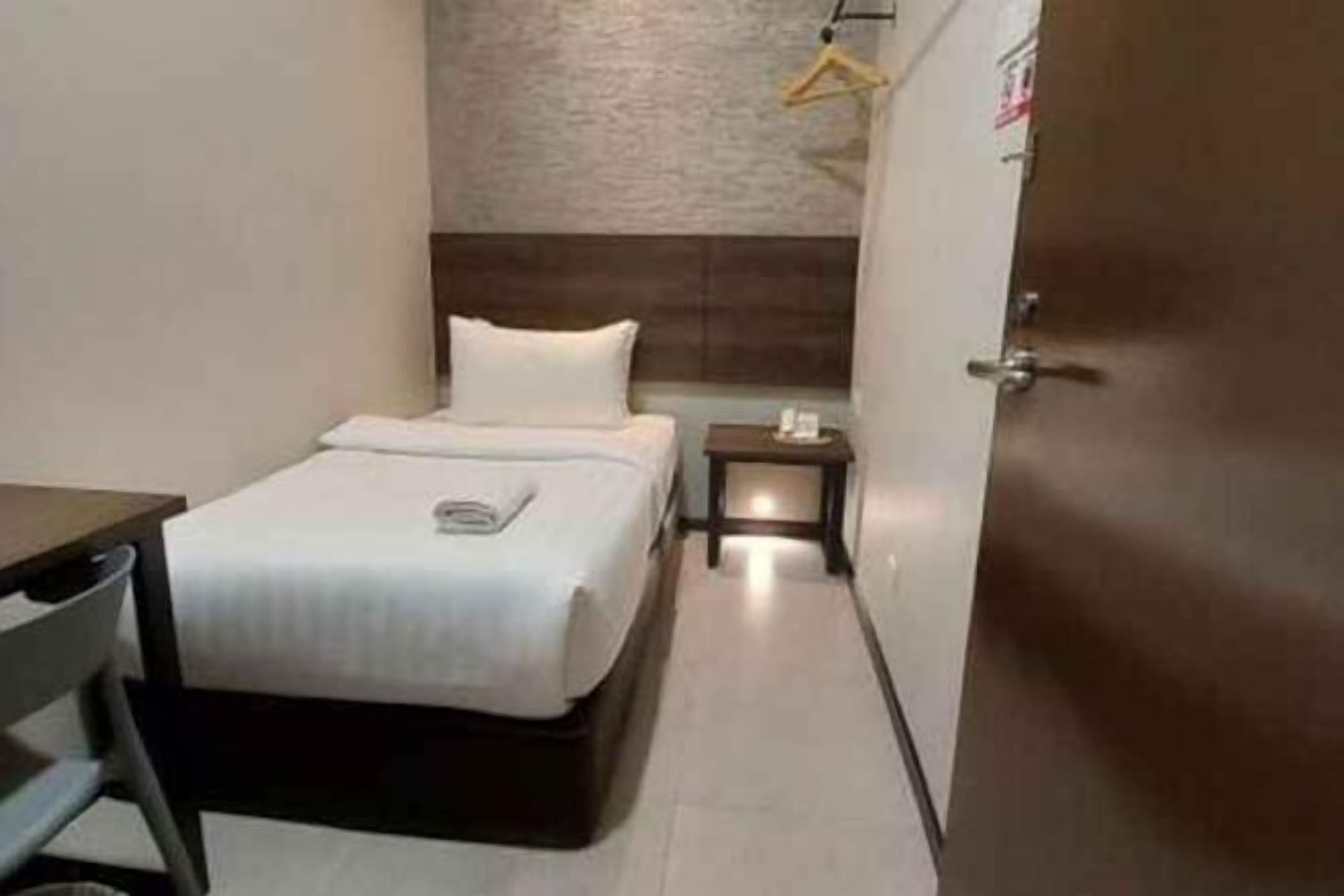 Premium bedding, down duvets, desk, iron/ironing board