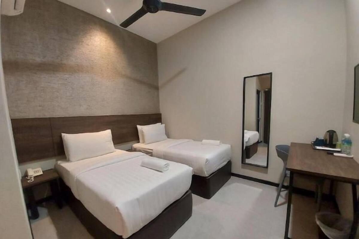 1 bedroom, premium bedding, down comforters, desk