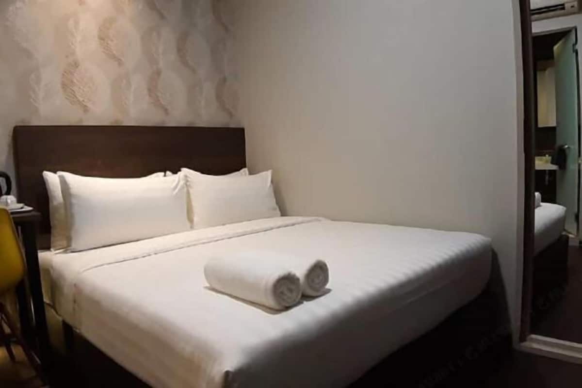 1 bedroom, premium bedding, down comforters, desk
