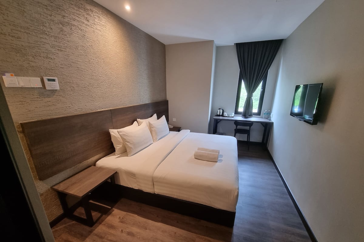 ห้องพัก, เตียงคิงไซส์ 1 เตียง (With Window) | เครื่องนอนระดับพรีเมียม, ผ้านวมขนเป็ด, โต๊ะทำงาน,   เตารีด/โต๊ะรีดผ้า