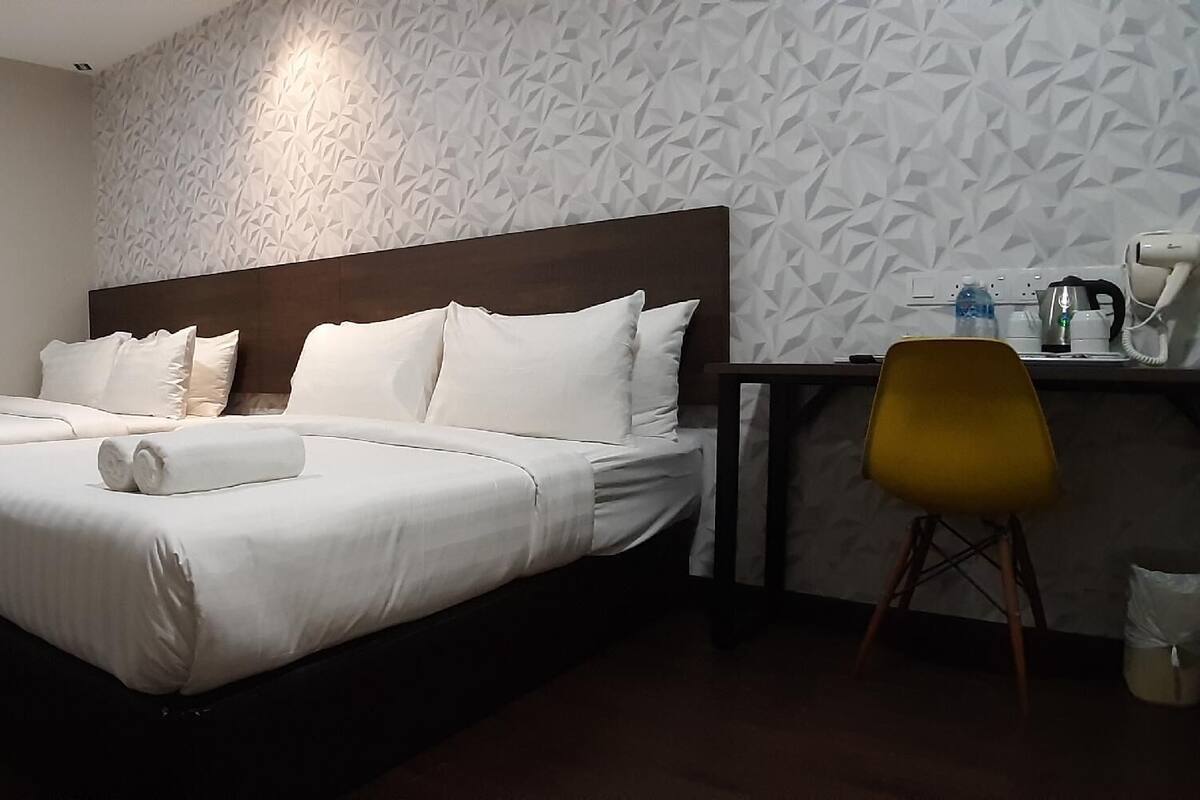 ห้องแฟมิลี่สำหรับสี่ท่าน, เตียงควีนไซส์ 2 เตียง, ไม่มีหน้าต่าง | เครื่องนอนระดับพรีเมียม, ผ้านวมขนเป็ด, โต๊ะทำงาน, เตารีด/โต๊ะรีดผ้า