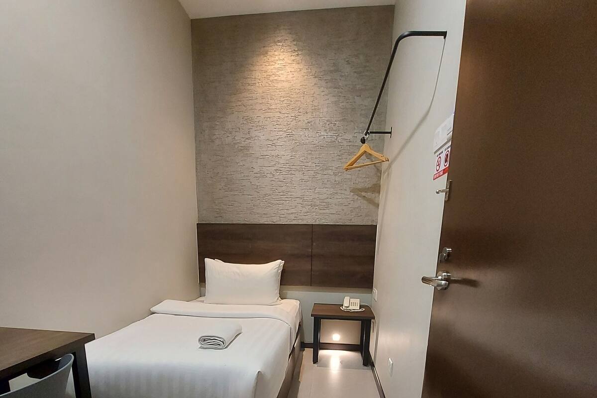 ห้องซิงเกิล, ไม่มีหน้าต่าง | เครื่องนอนระดับพรีเมียม, ผ้านวมขนเป็ด, โต๊ะทำงาน, เตารีด/โต๊ะรีดผ้า