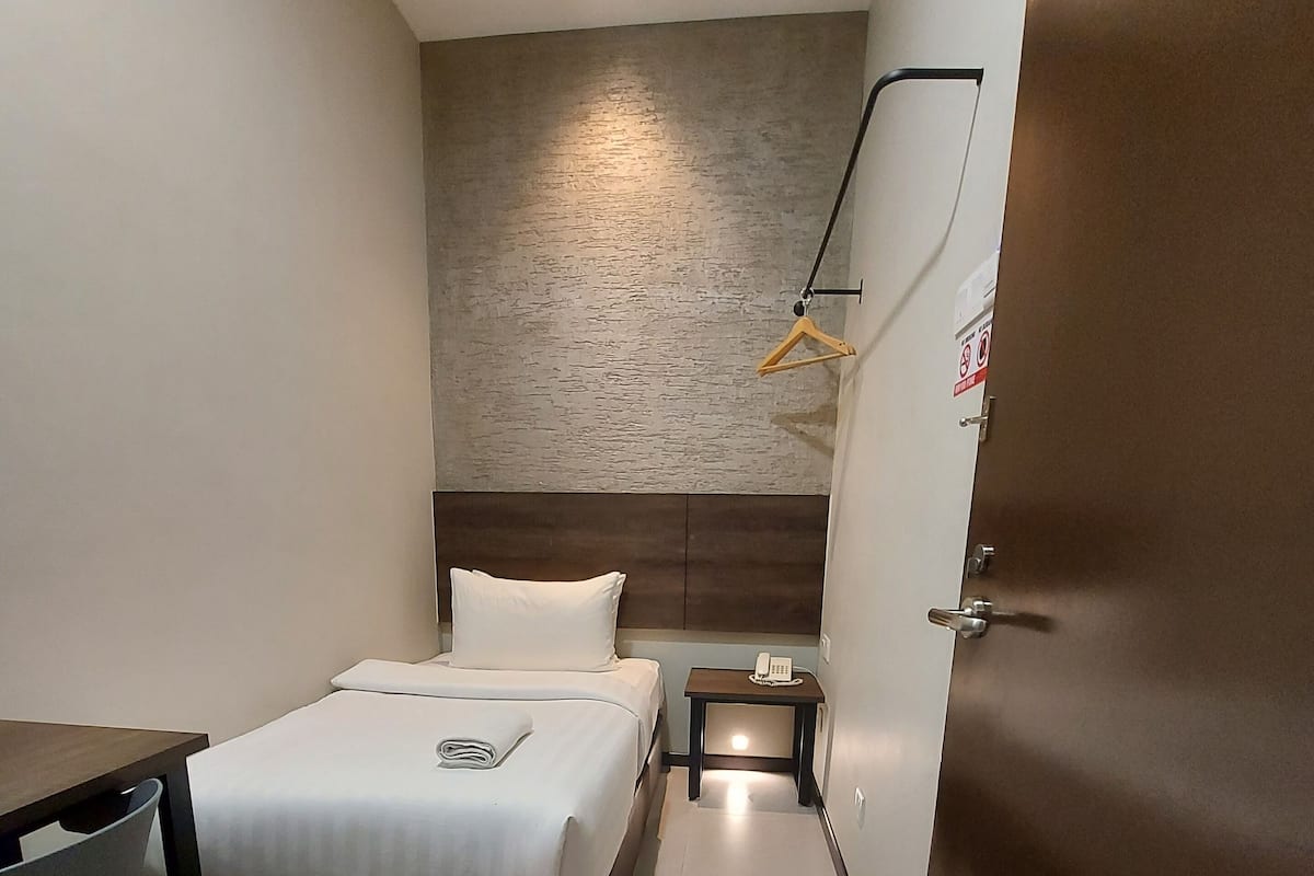 Single Room, No Windows | 1 bedroom, premium bedding, down comforters, desk