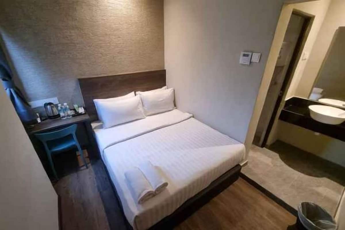 Premium bedding, down duvets, desk, iron/ironing board