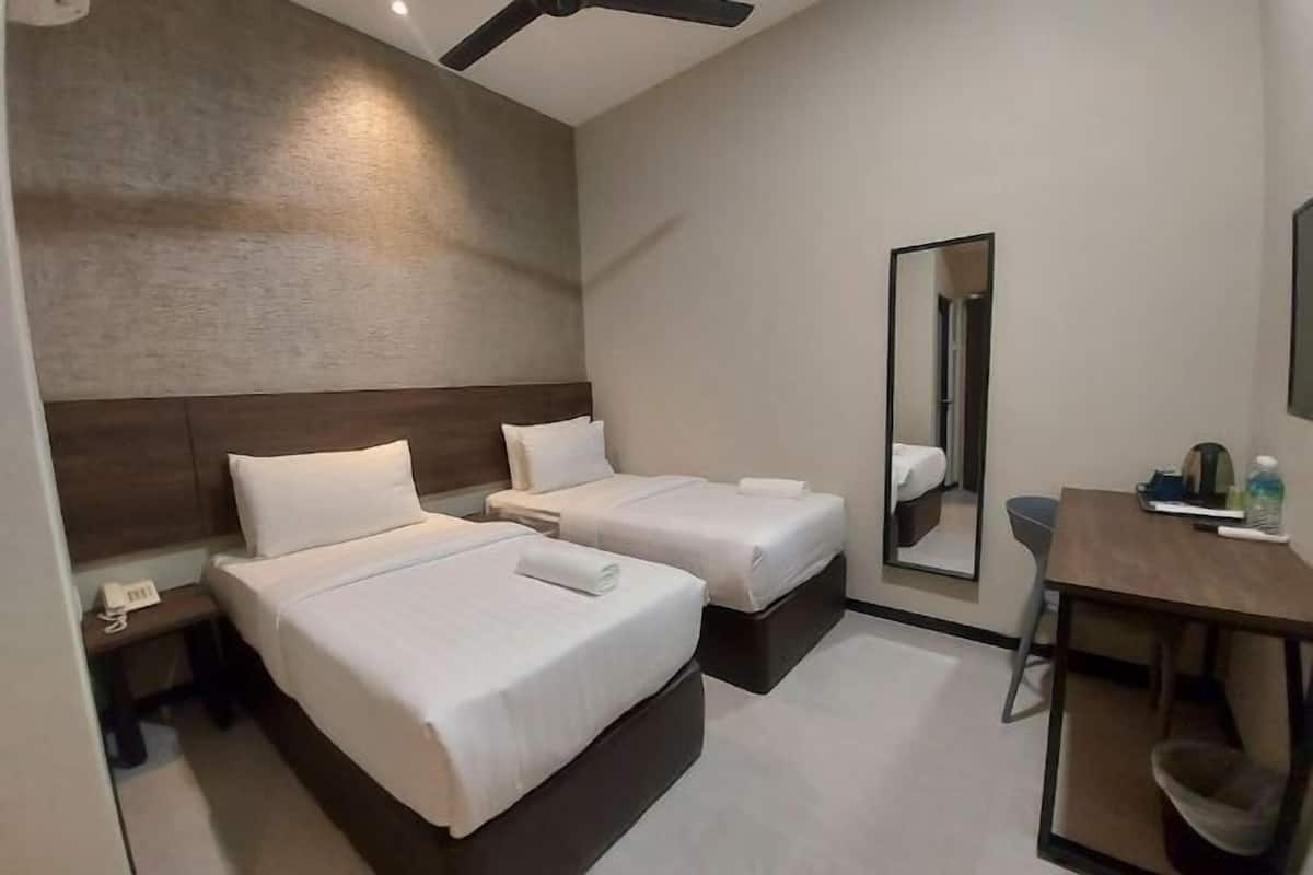 1 bedroom, premium bedding, down comforters, desk