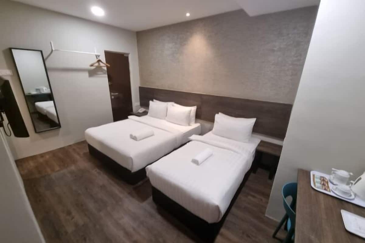1 bedroom, premium bedding, down comforters, desk