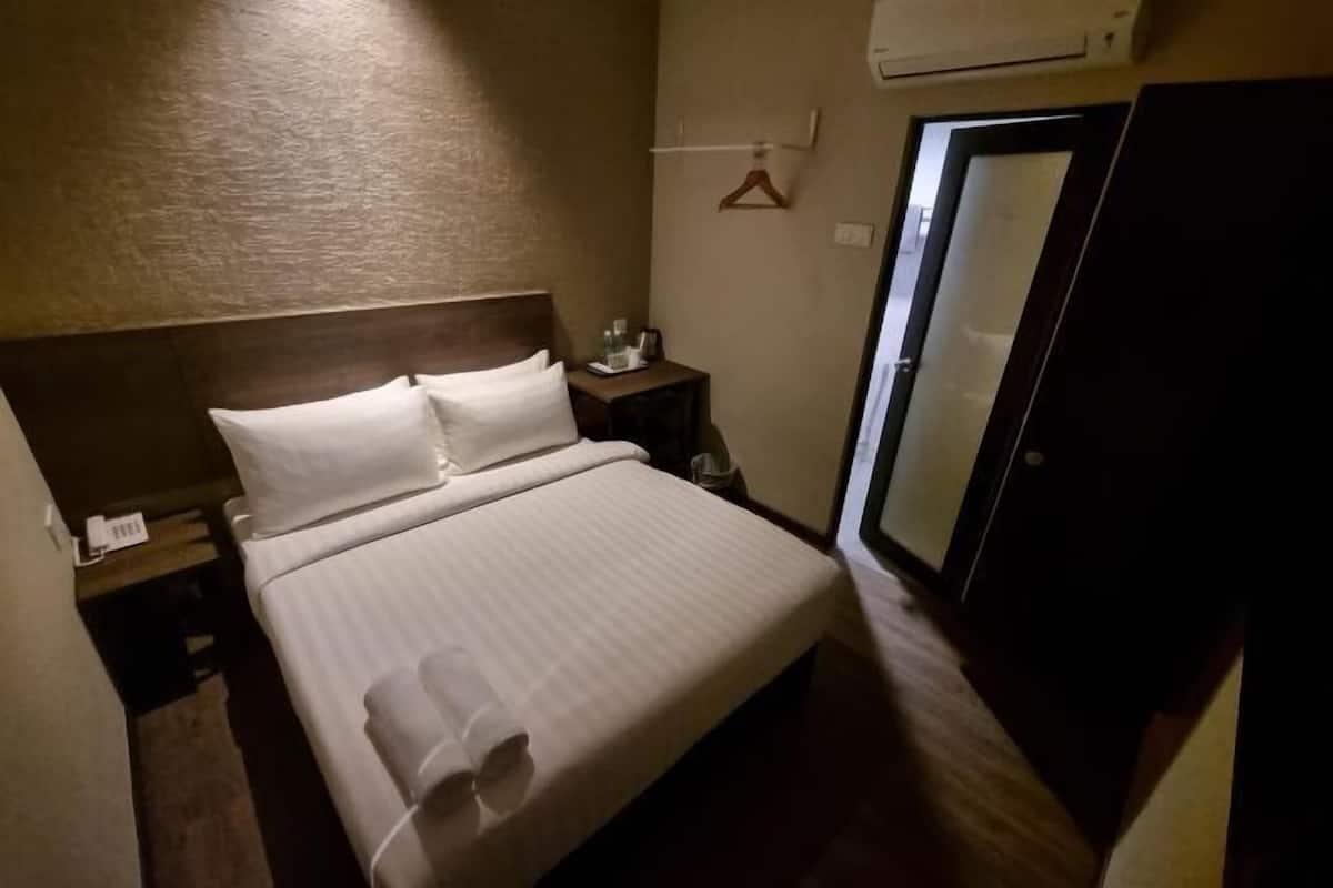 1 bedroom, premium bedding, down comforters, desk