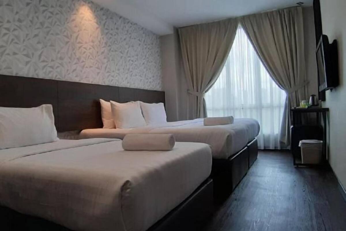 1 bedroom, premium bedding, down comforters, desk