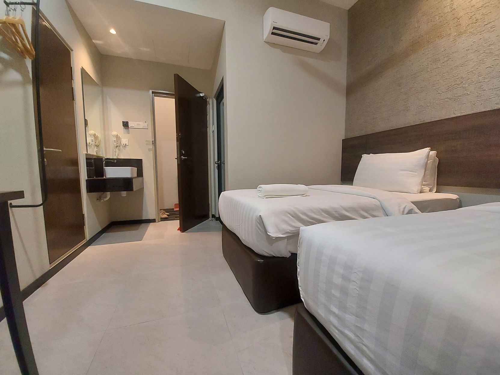 Premium bedding, down duvets, desk, iron/ironing board