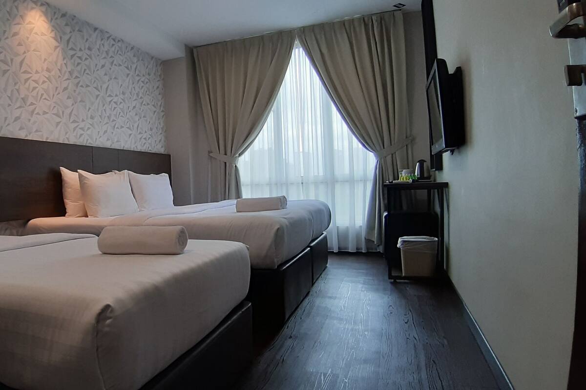 ห้องแฟมิลี่ทริปเปิล (1 King + 1 Single with Window) | เครื่องนอนระดับพรีเมียม, ผ้านวมขนเป็ด, โต๊ะทำงาน, เตารีด/โต๊ะรีดผ้า