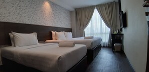 家庭三人房 (1 King + 1 Single with Window) | 高档床上用品、羽绒被、办公桌、熨斗/熨板