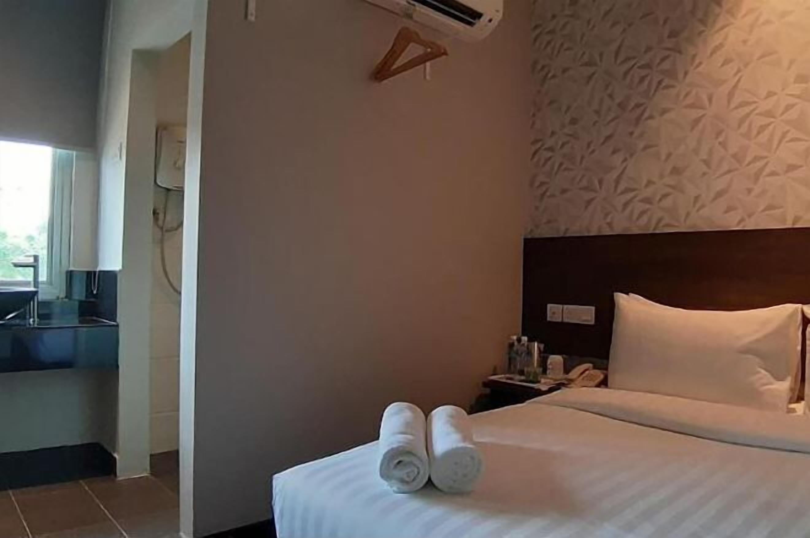 Premium bedding, down duvets, desk, iron/ironing board