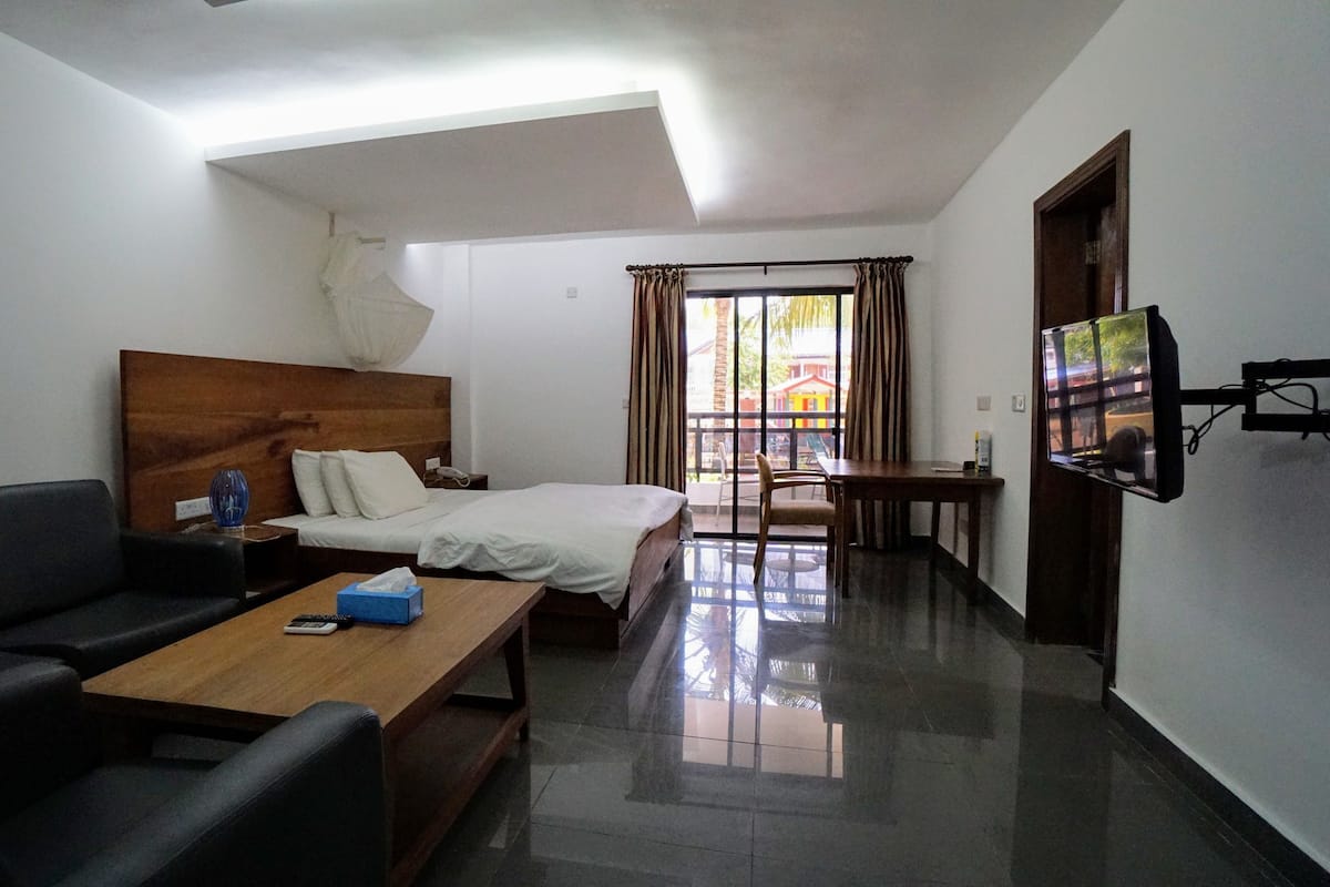 Deluxe Double Room, Balcony | 1 bedroom, in-room safe, desk, iron/ironing board