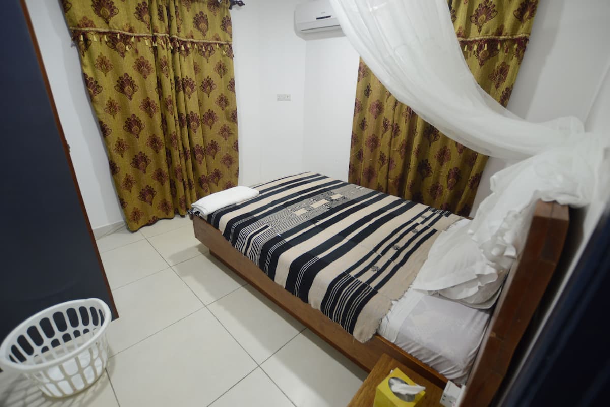 Basic Single Room, 1 Large Twin Bed, Accessible | 1 bedroom, in-room safe, desk, iron/ironing board