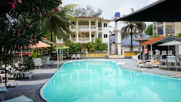 Una piscina al aire libre