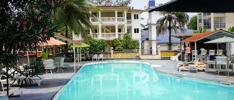 Una piscina al aire libre