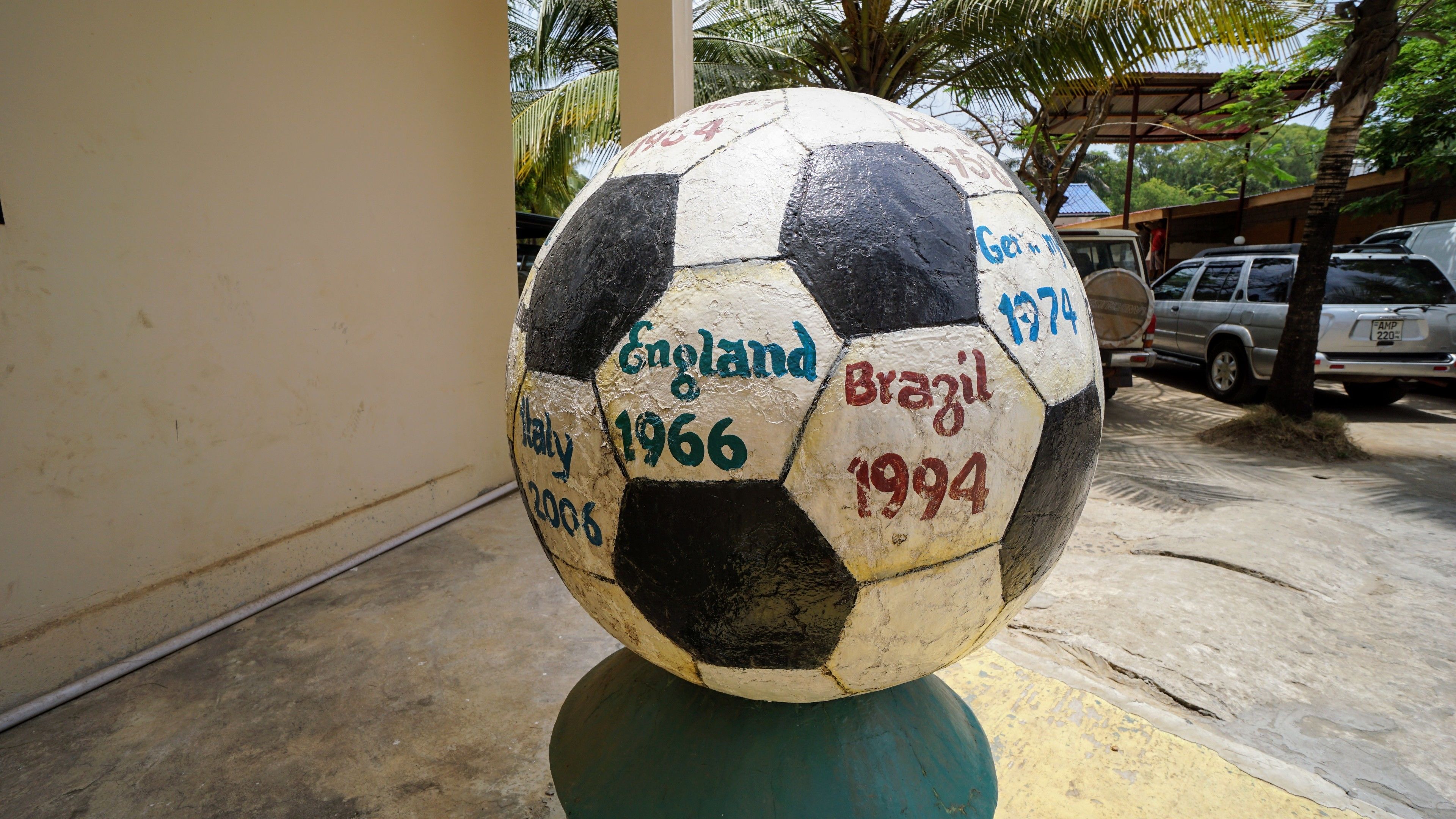 Un balón de fútbol con inscripciones de Inglaterra 1966, Italia 1974, Brasil 1994 y 2006.