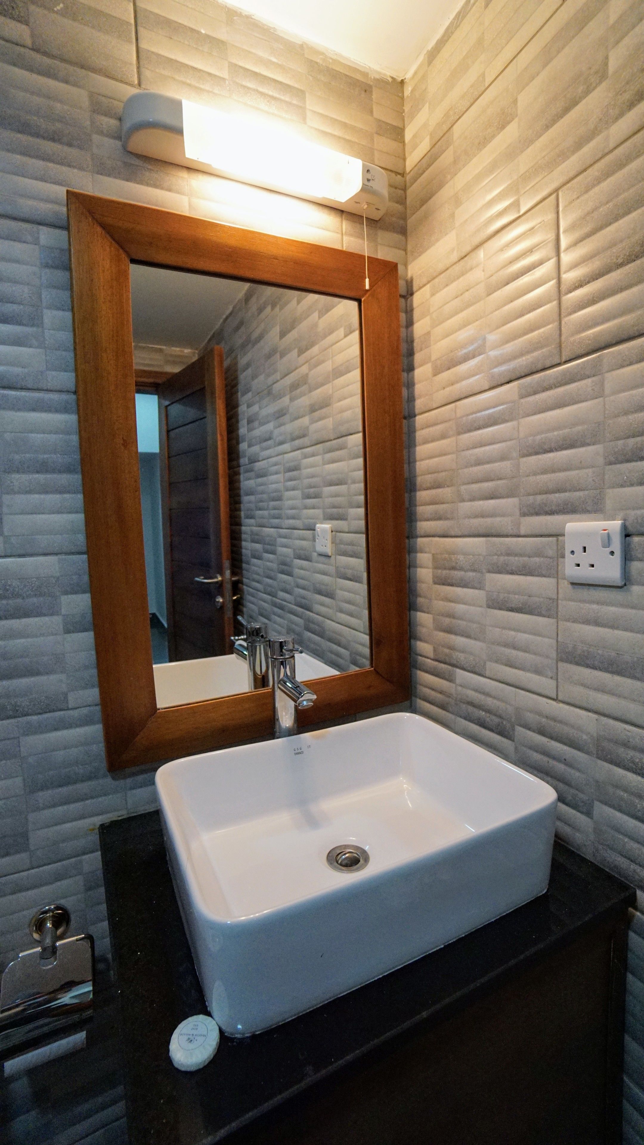 standard double room | bathroom | free toiletries, towels