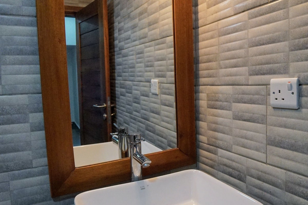 standard double room | bathroom | free toiletries, towels