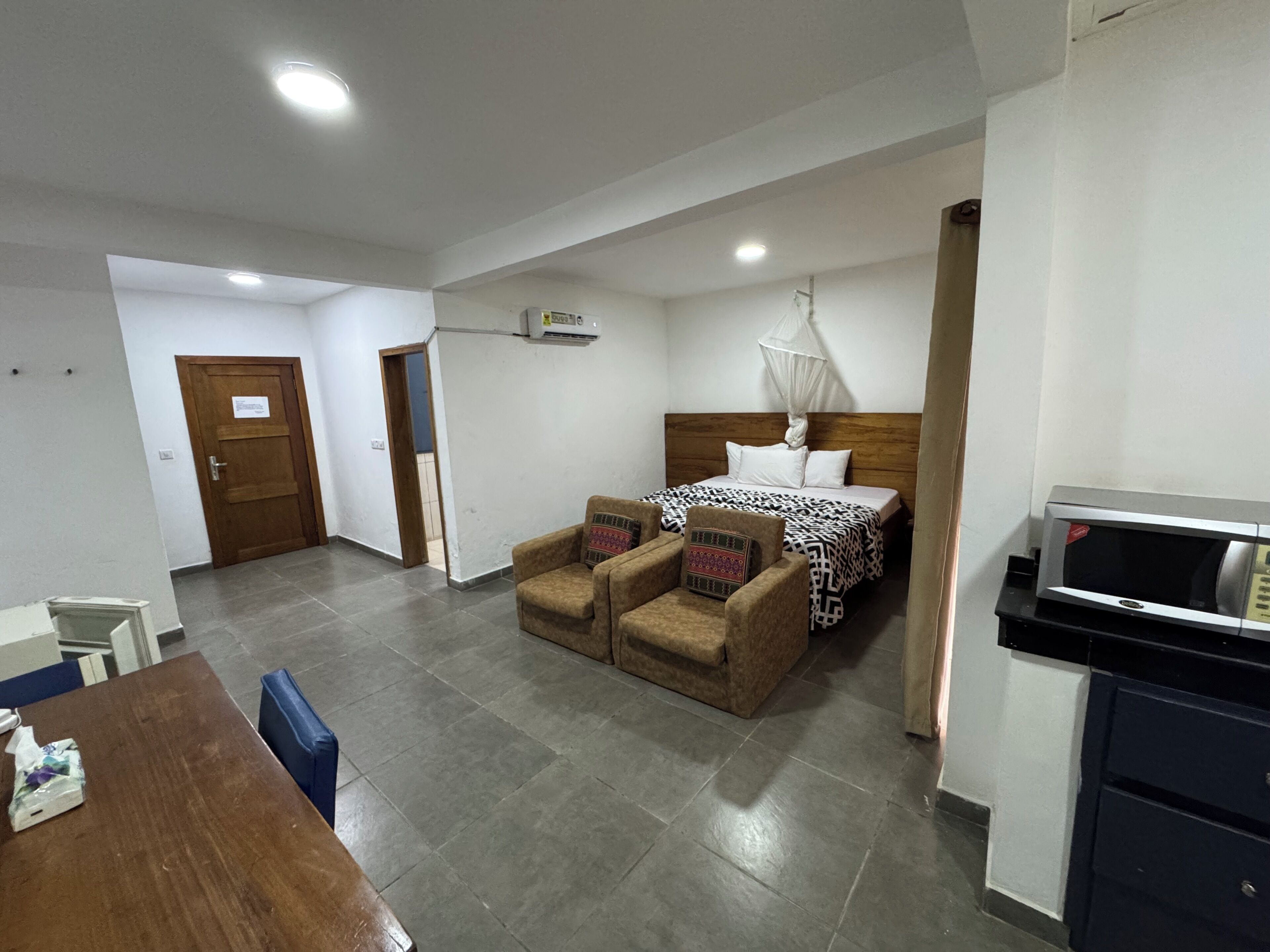 Habitación doble Deluxe, balcón | 1 habitación, caja de seguridad en la habitación y escritorio 