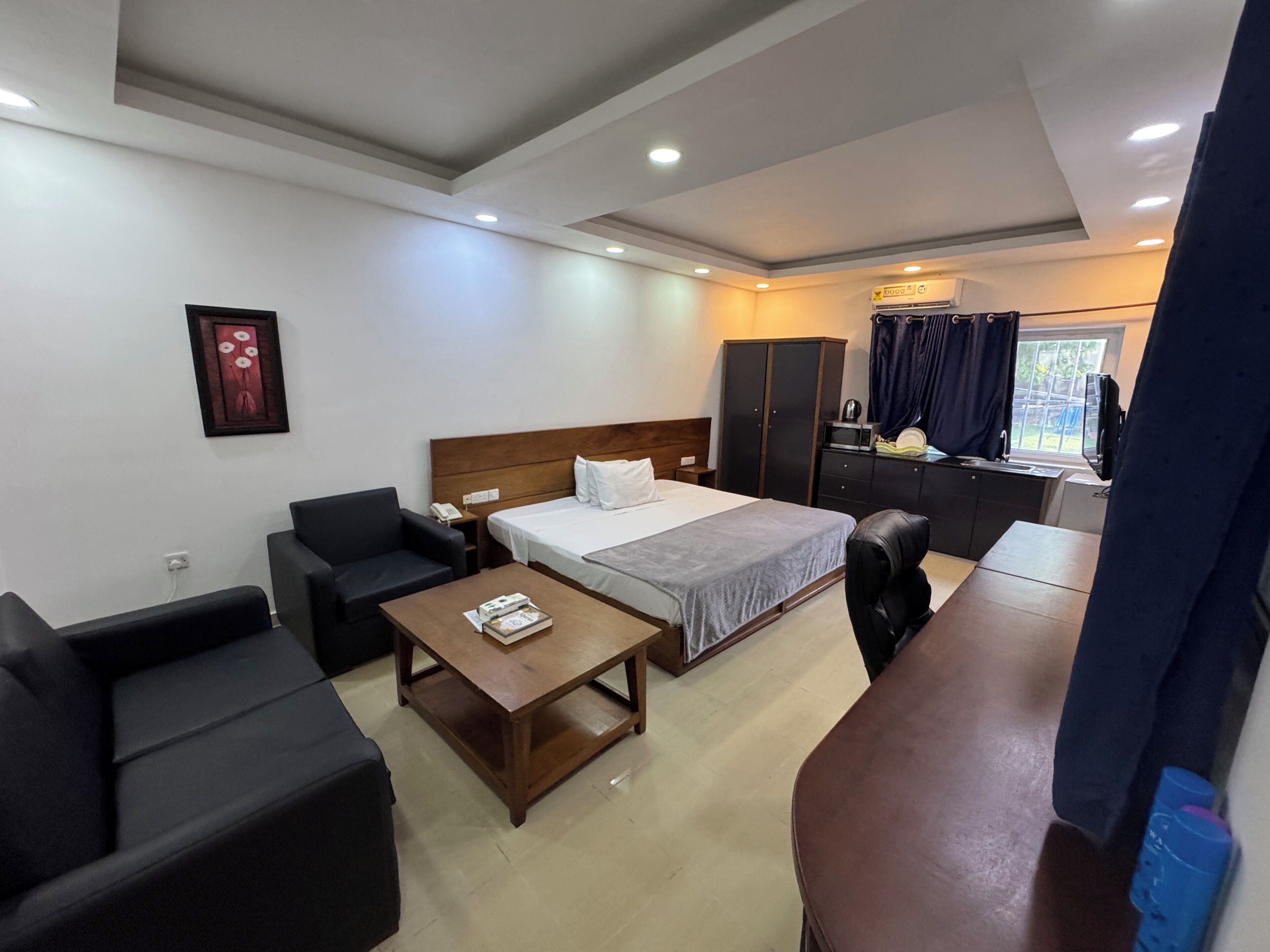 Habitación individual estándar, 1 cama matrimonial, con acceso para personas discapacitadas | 1 habitación, caja de seguridad en la habitación y escritorio 