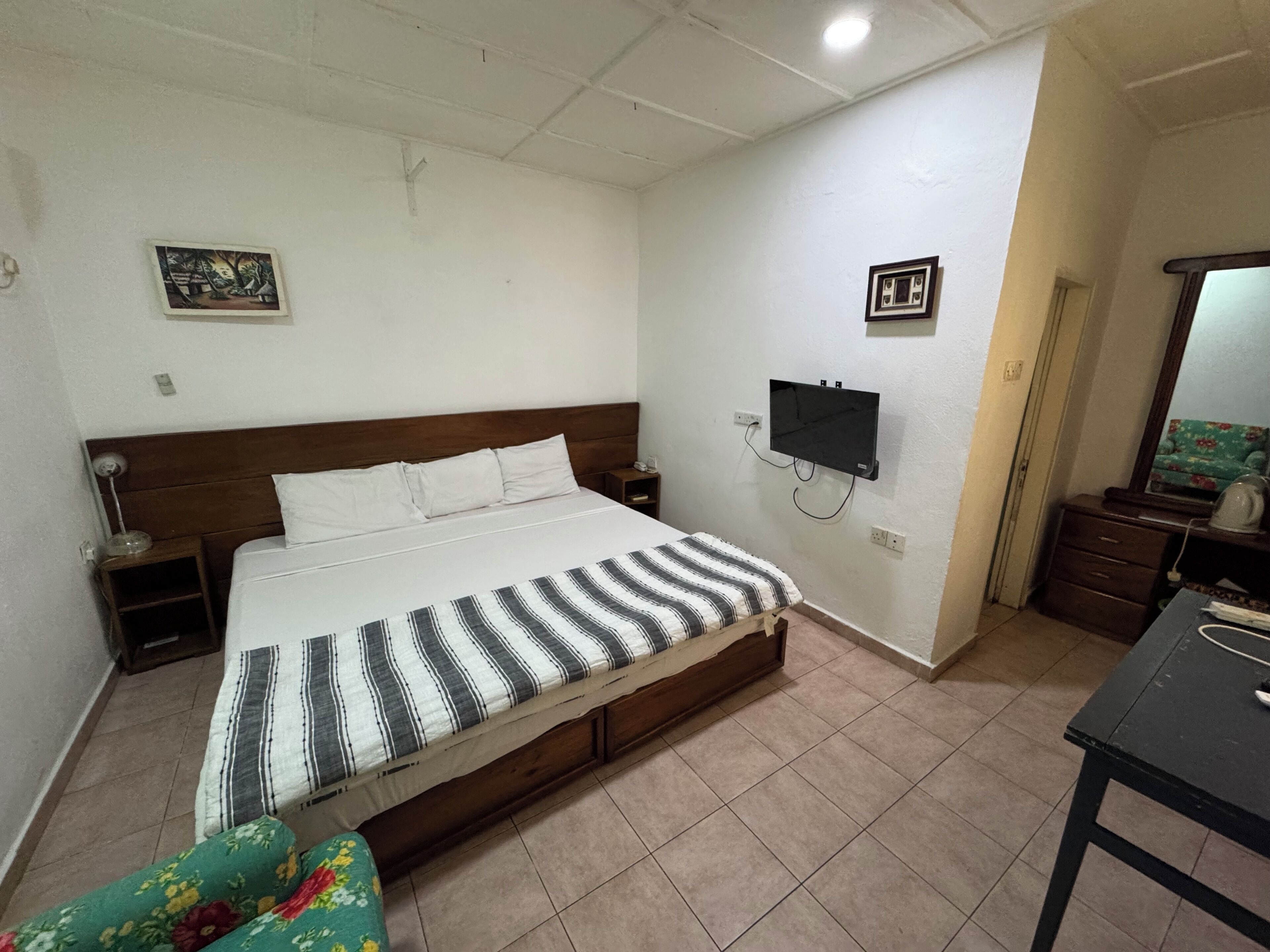 Habitación individual básica, 1 cama individual grande, con acceso para personas discapacitadas | 1 habitación, caja de seguridad en la habitación y escritorio 