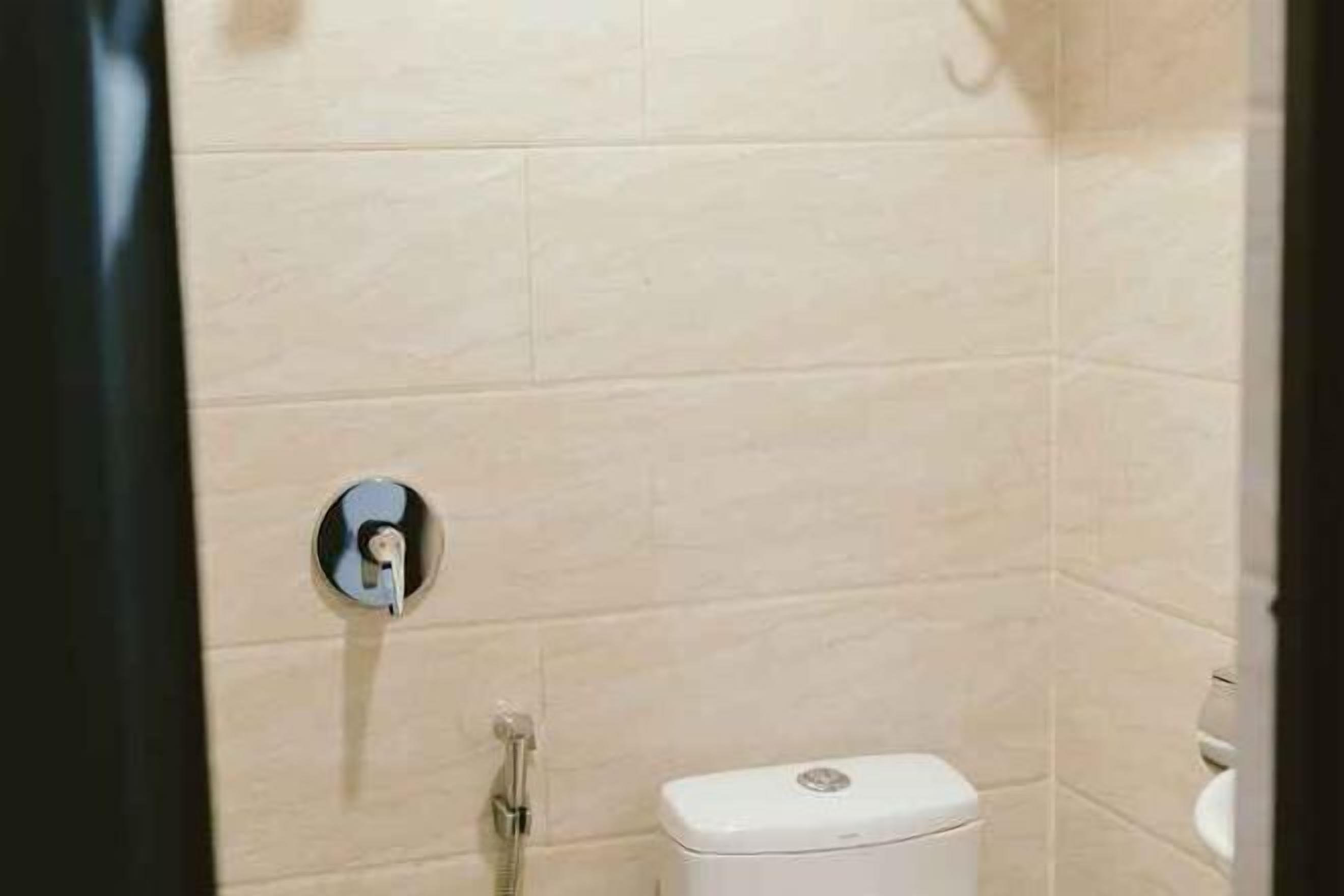 Badeværelse | Bruser, gratis toiletartikler, hårtørrer, bidet