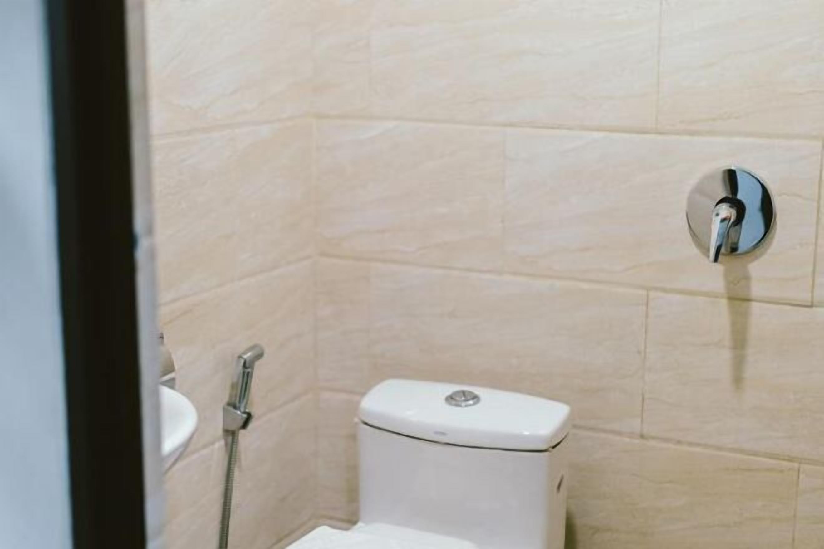 バスルーム | シャワー、バスアメニティ (無料)、ヘアドライヤー、ビデ