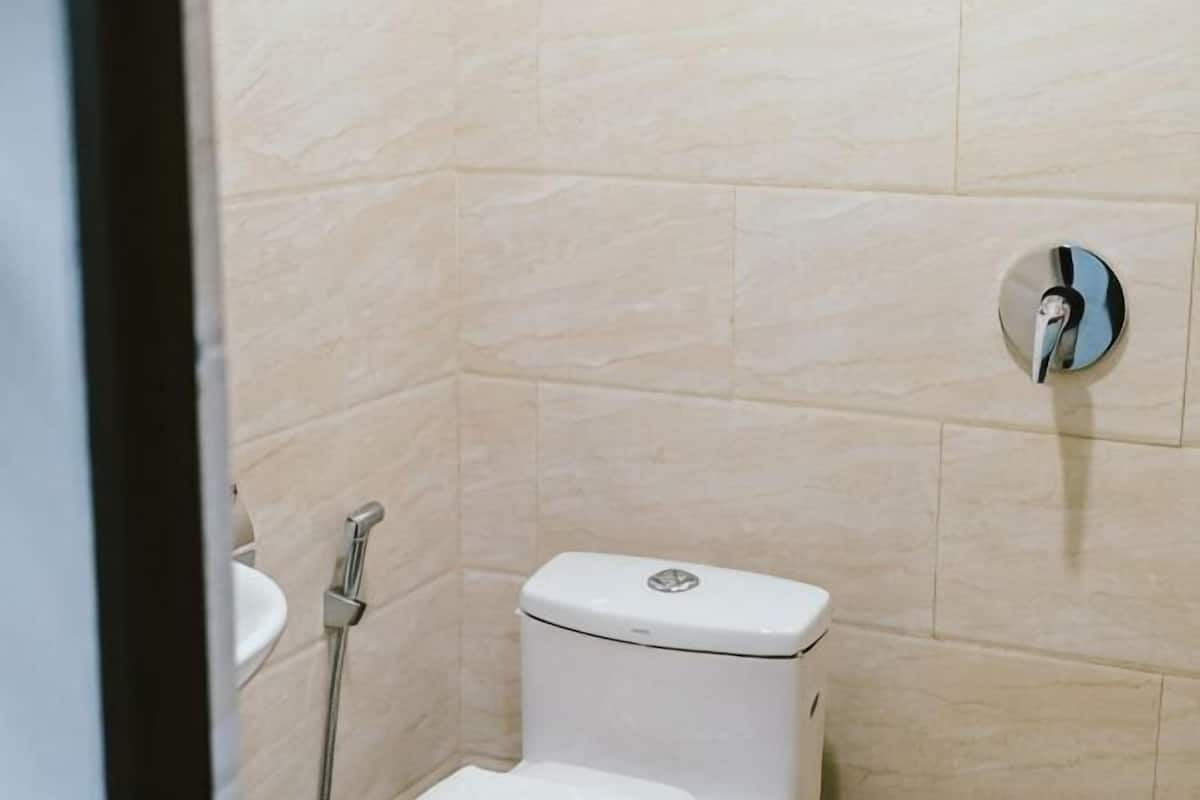 Bathroom | Shower, free toiletries, hair dryer, bidet