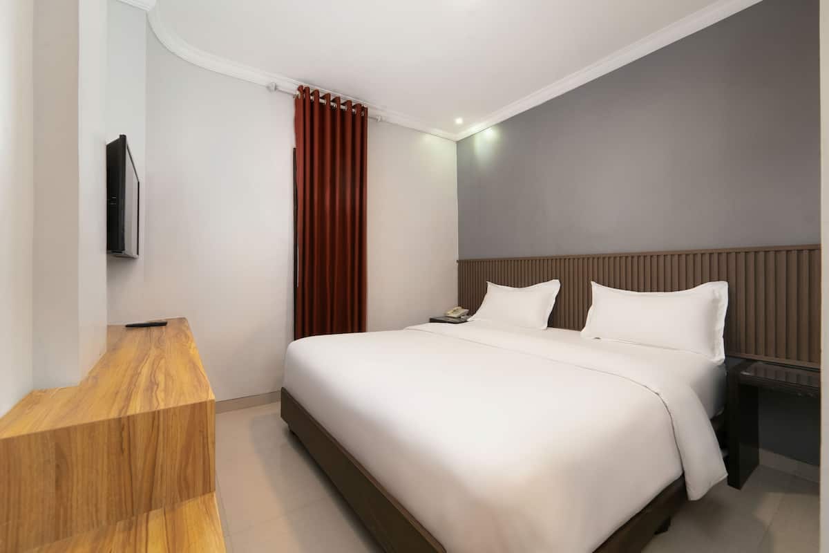 Superior Room, 1 King Bed | Soundproofing, free WiFi, bed sheets