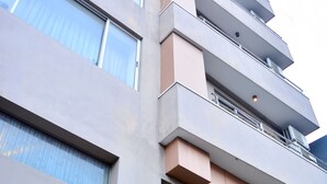 A modern building with multiple balconies and large windows. - Deluxe 4BR Penthouse By Unique Towers (Colombo)