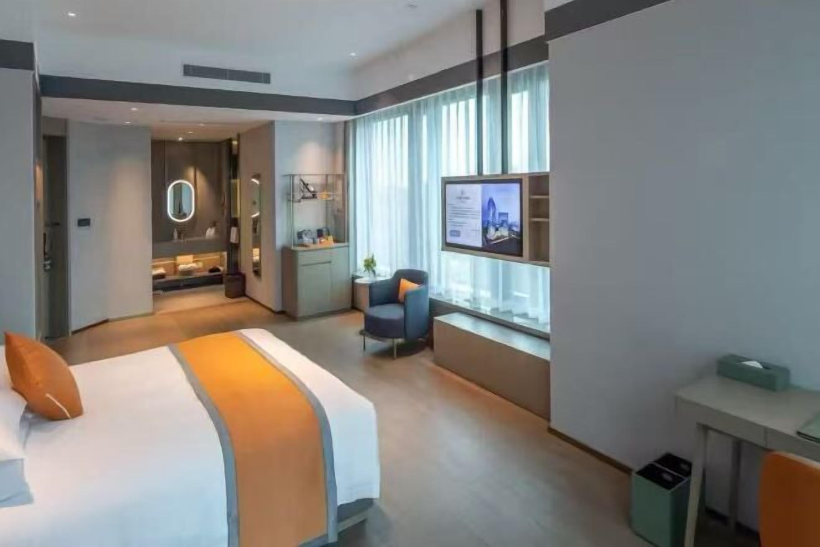 Minibar, safe på rommet, skrivebord og blendingsgardiner