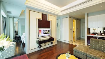 Minibar, coffres-forts dans les chambres, bureau, rideaux occultants