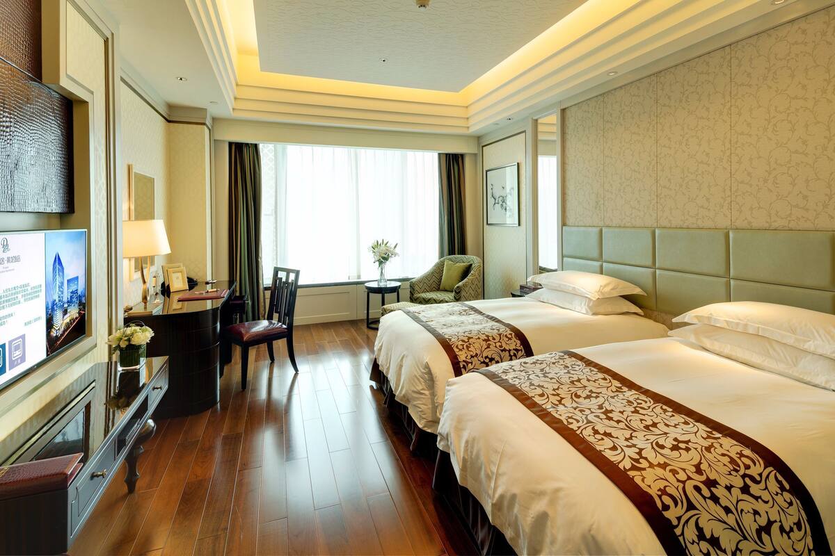 Executive Twin Room | Minibar, in-room safe, desk, blackout drapes