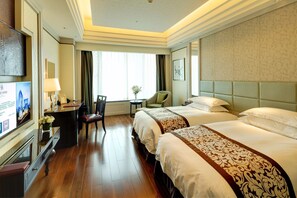 Executive-Zweibettzimmer | Minibar, Zimmersafe, Schreibtisch, Verdunkelungsvorhänge