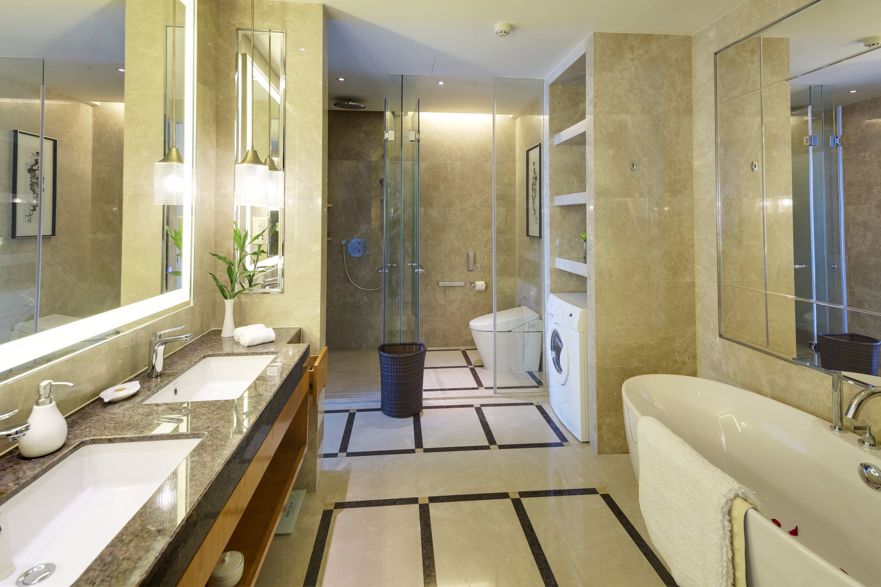 Suite Deluxe | Baño | Bañera y ducha independientes y artículos de higiene personal gratuitos