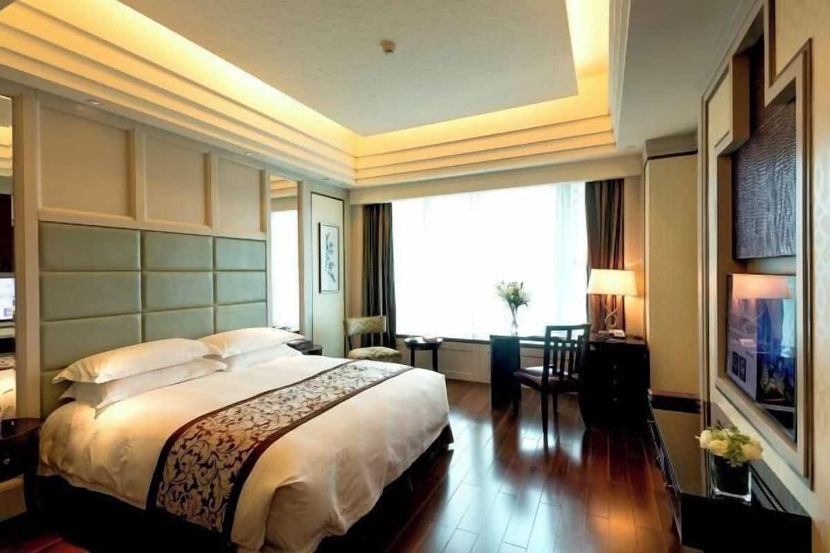 Minibar, in-room safe, desk, blackout drapes