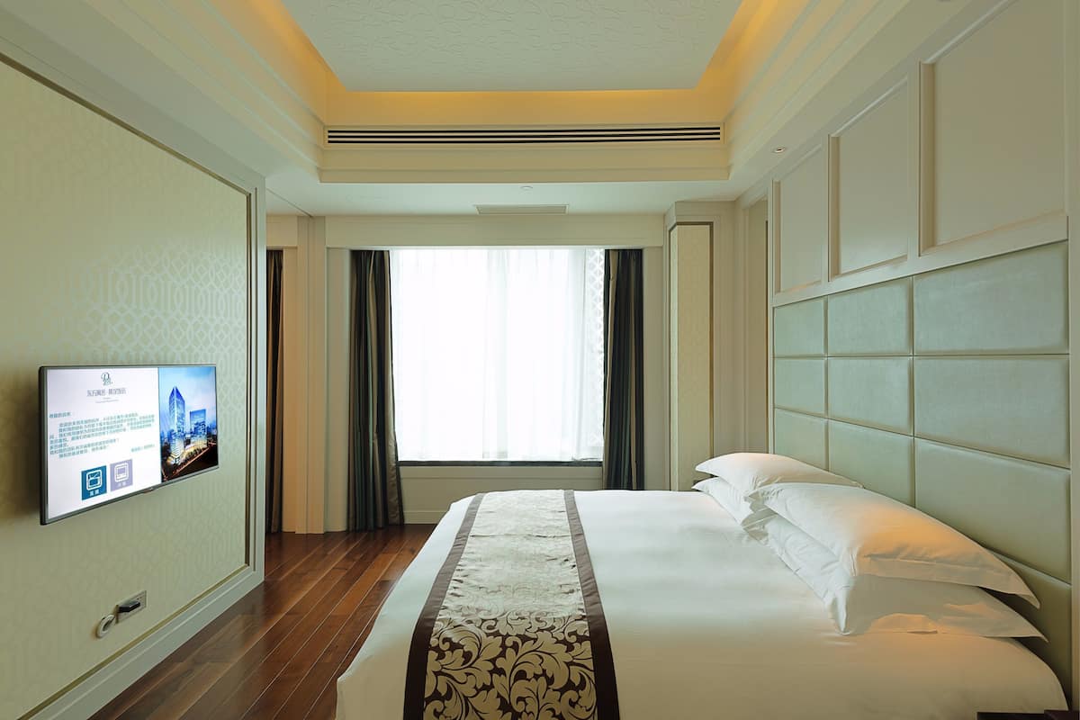 Deluxe Suite | Minibar, in-room safe, desk, blackout drapes