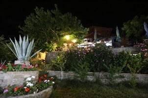 Konaklama yerinin ön cephesi - akşam/gece