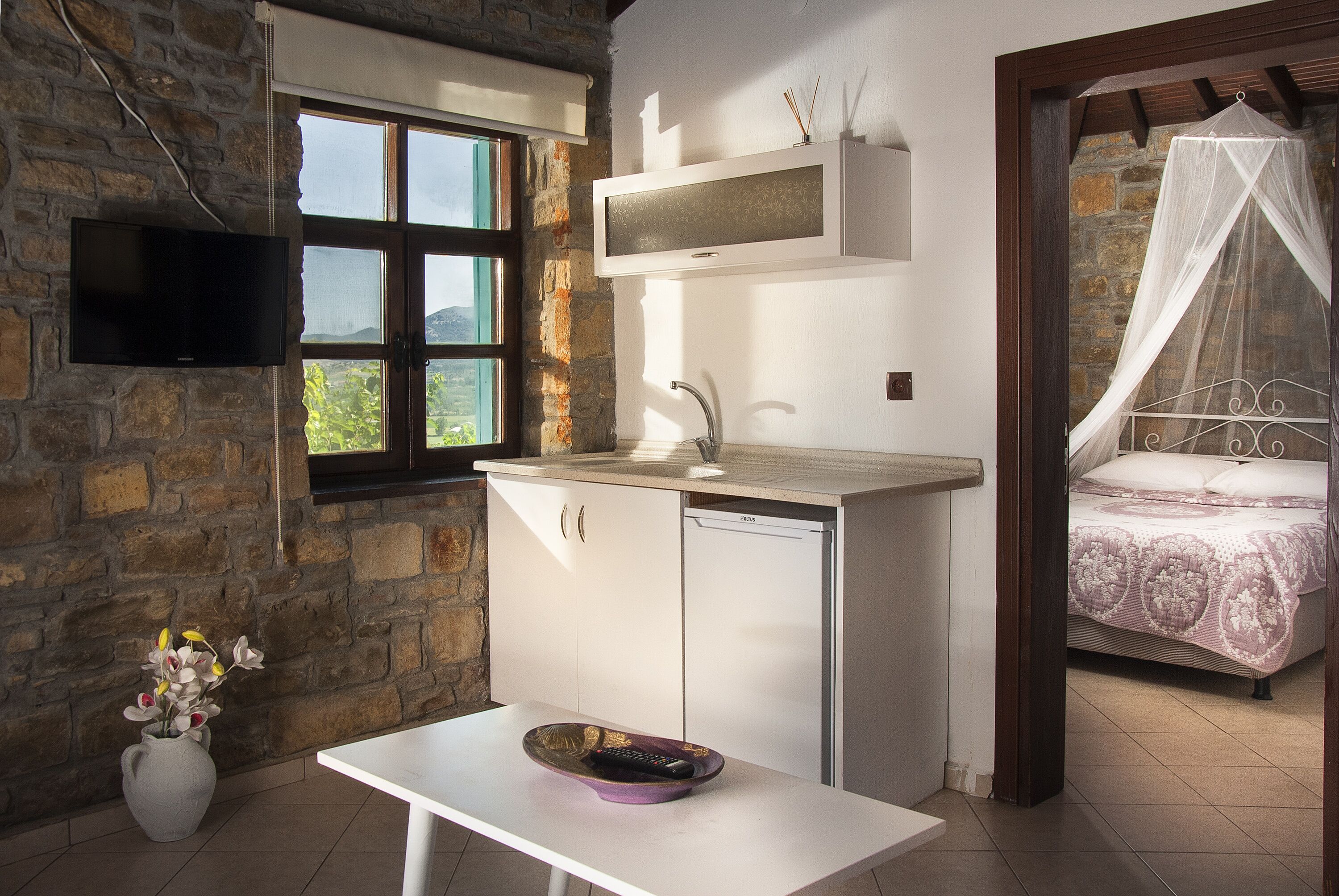 suite, 2 bedrooms | private kitchenette | fridge, coffee/tea maker, electric kettle