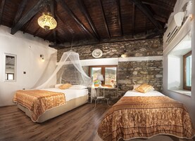 Deluxe Üç Kişilik Oda | Kaliteli yatak takımı, minibar, odada kasa, ses yalıtımı 