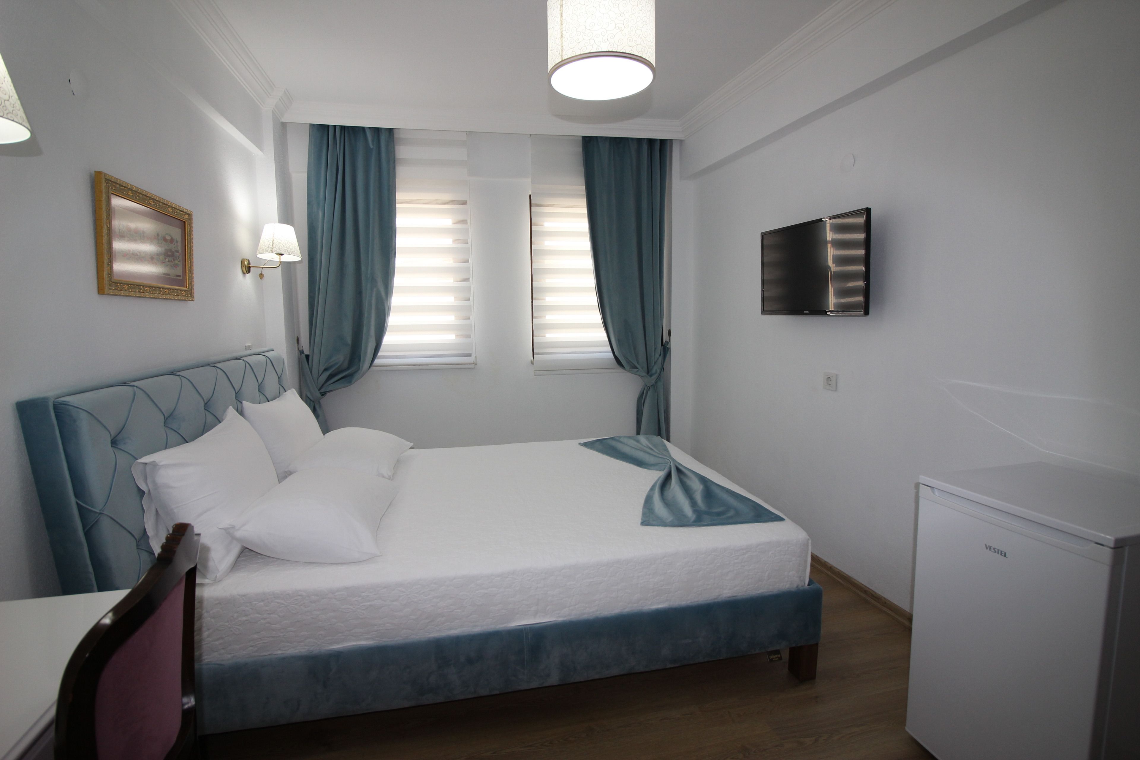 standard double room | premium bedding, minibar, desk, iron/ironing board