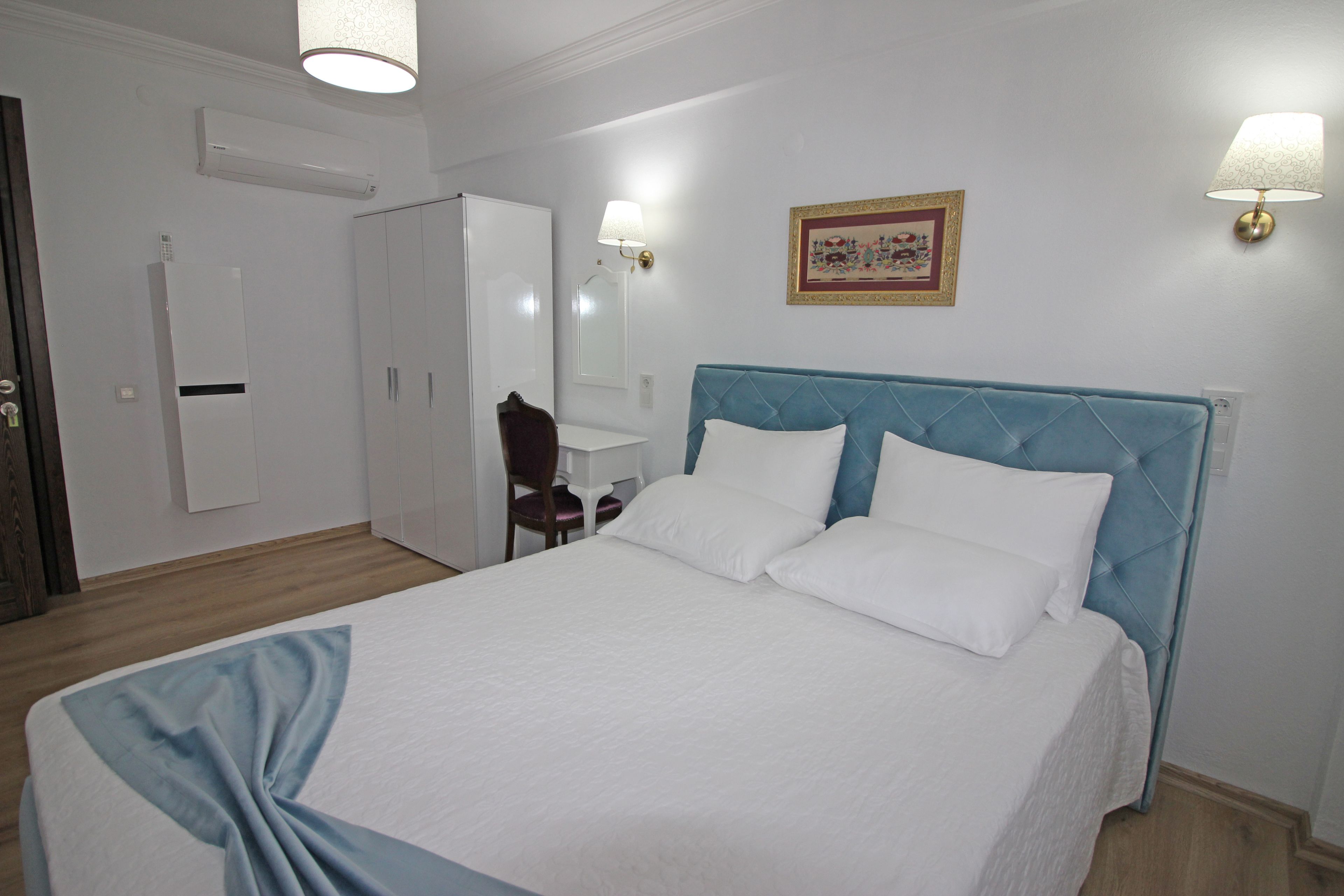 standard double room | premium bedding, minibar, desk, iron/ironing board