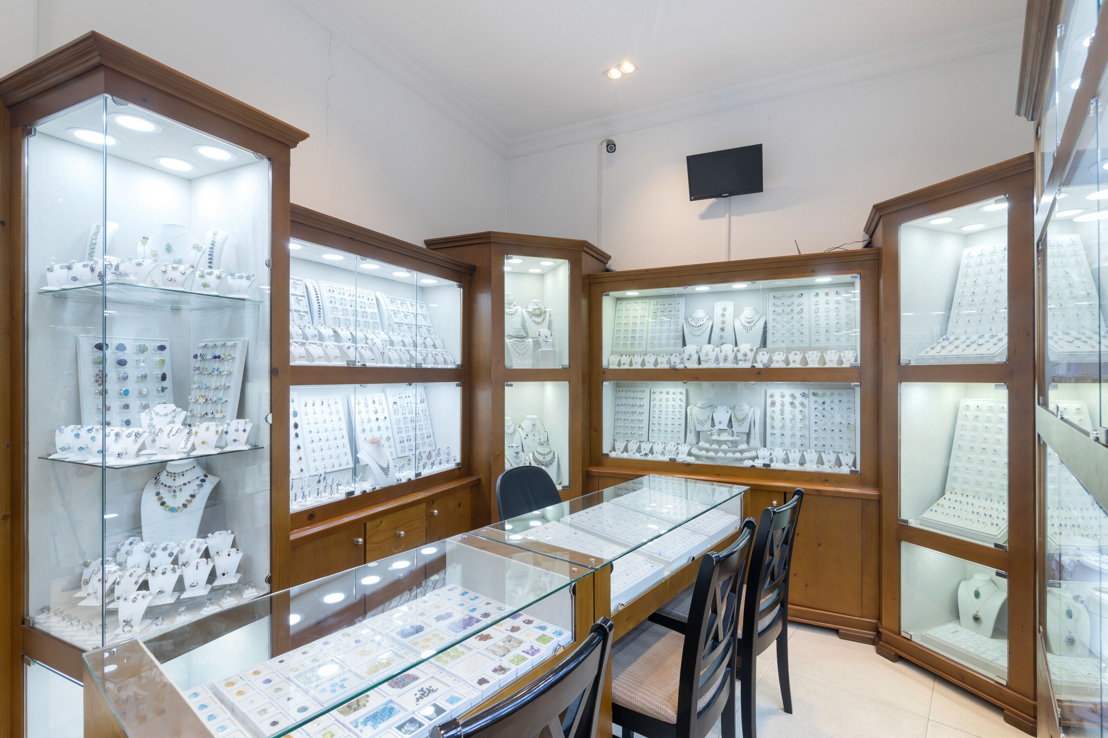 Een juwelier met glazen vitrines en houten kasten.