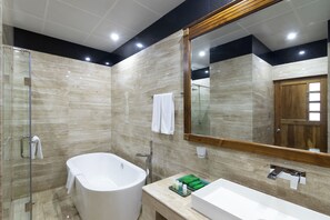 Junior Suite 1 bed room (studio room) | ห้องน้ำ | อ่างแช่น้ำพุร้อน, ของใช้ในห้องน้ำฟรี, เสื้อคลุมอาบน้ำ