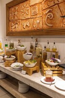 每日供应自助式早餐（每人 USD 20）